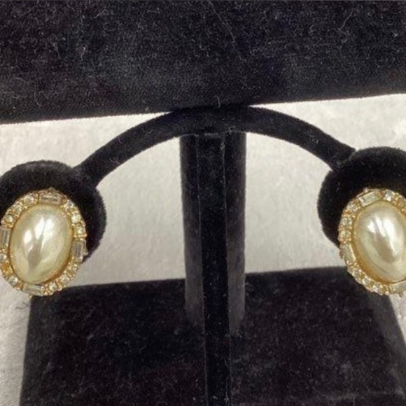 Dior earrings and comes with Certificate of Authentication - Picture 6 of 6